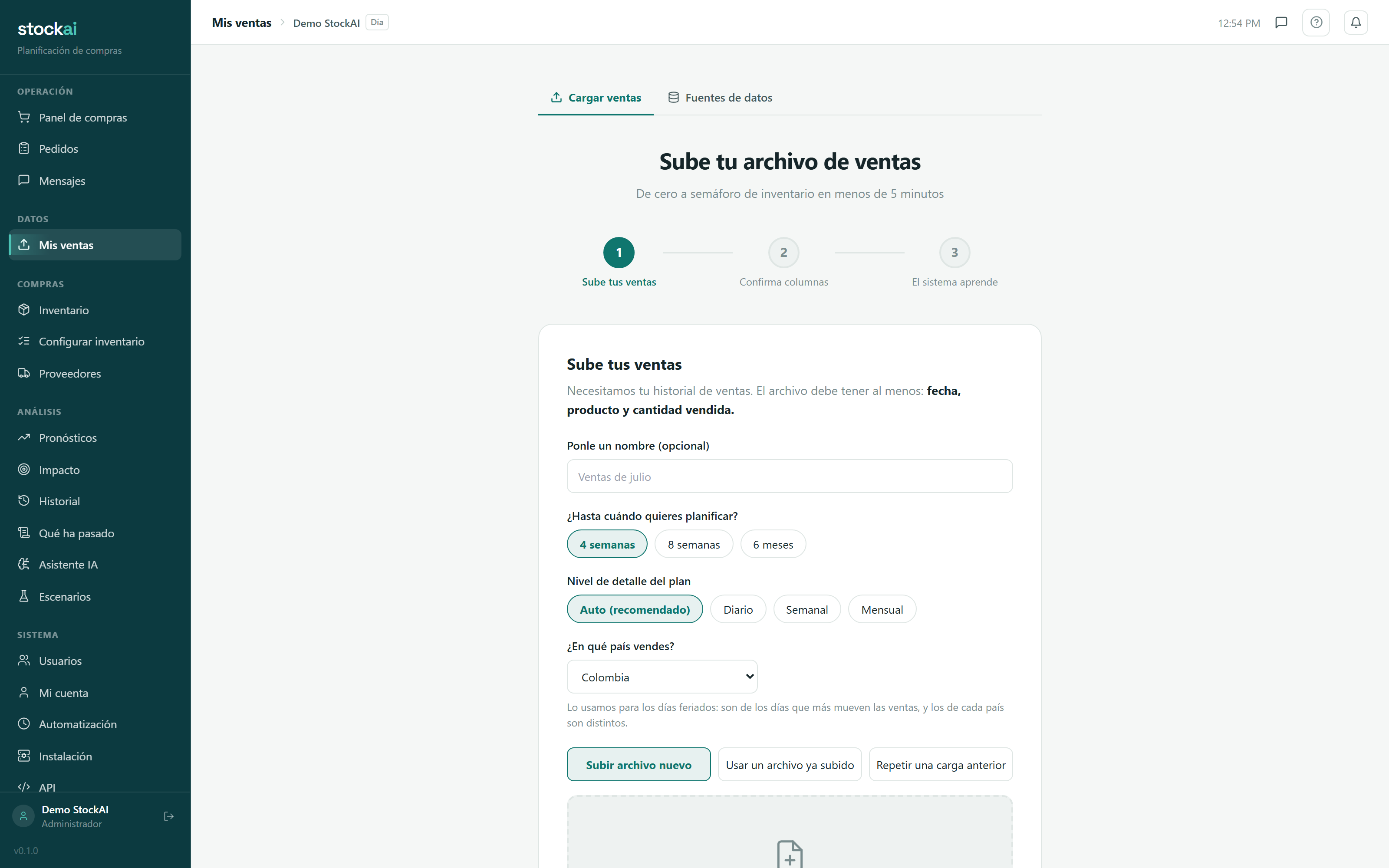 Pantalla de carga de ventas de StockAI: el archivo, el horizonte de planificación, el nivel de detalle y el país.